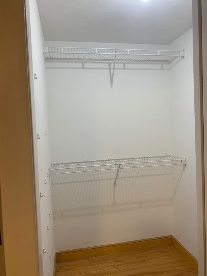 Wire closet shelving