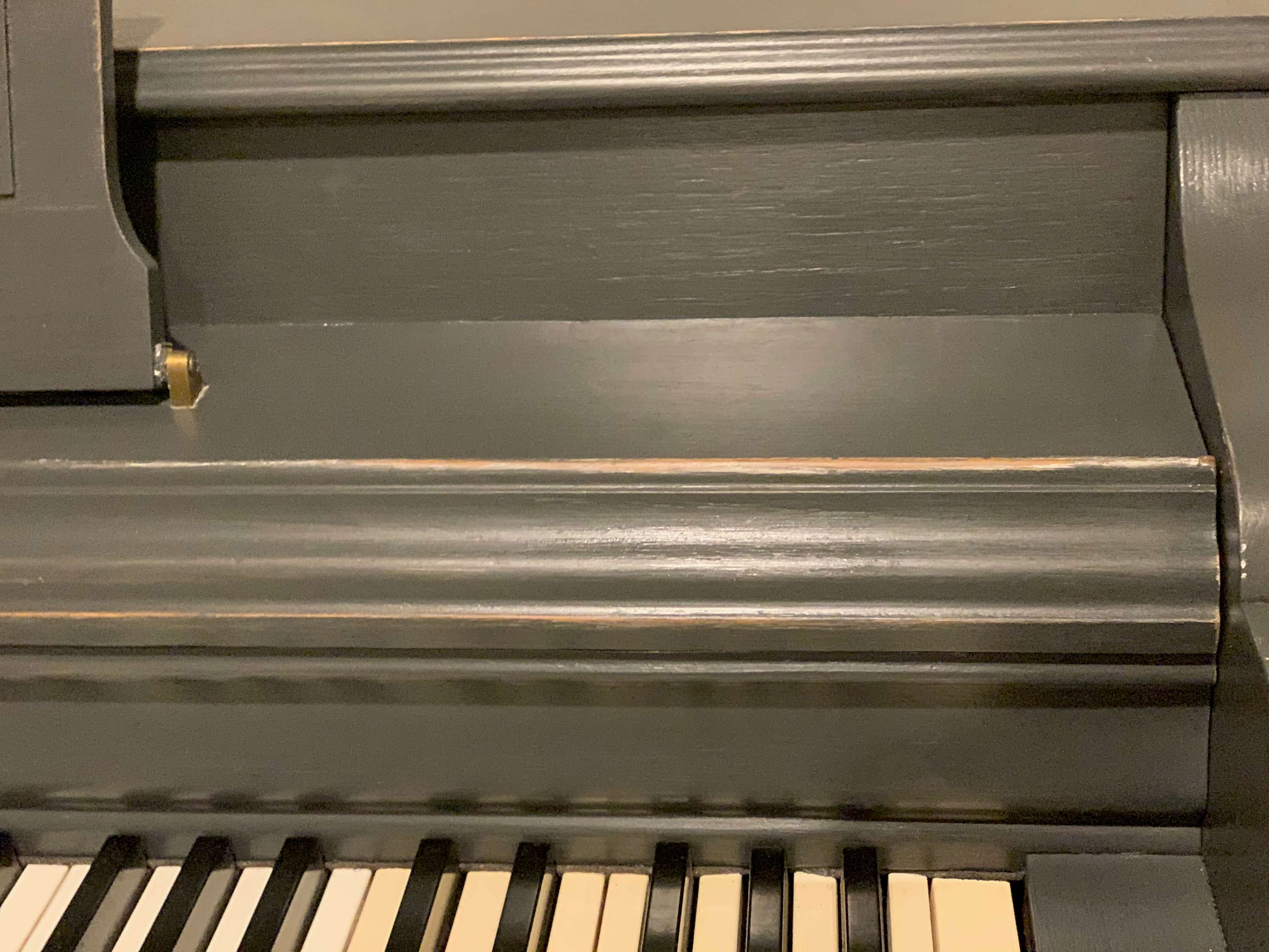 Distressed edge of piano top