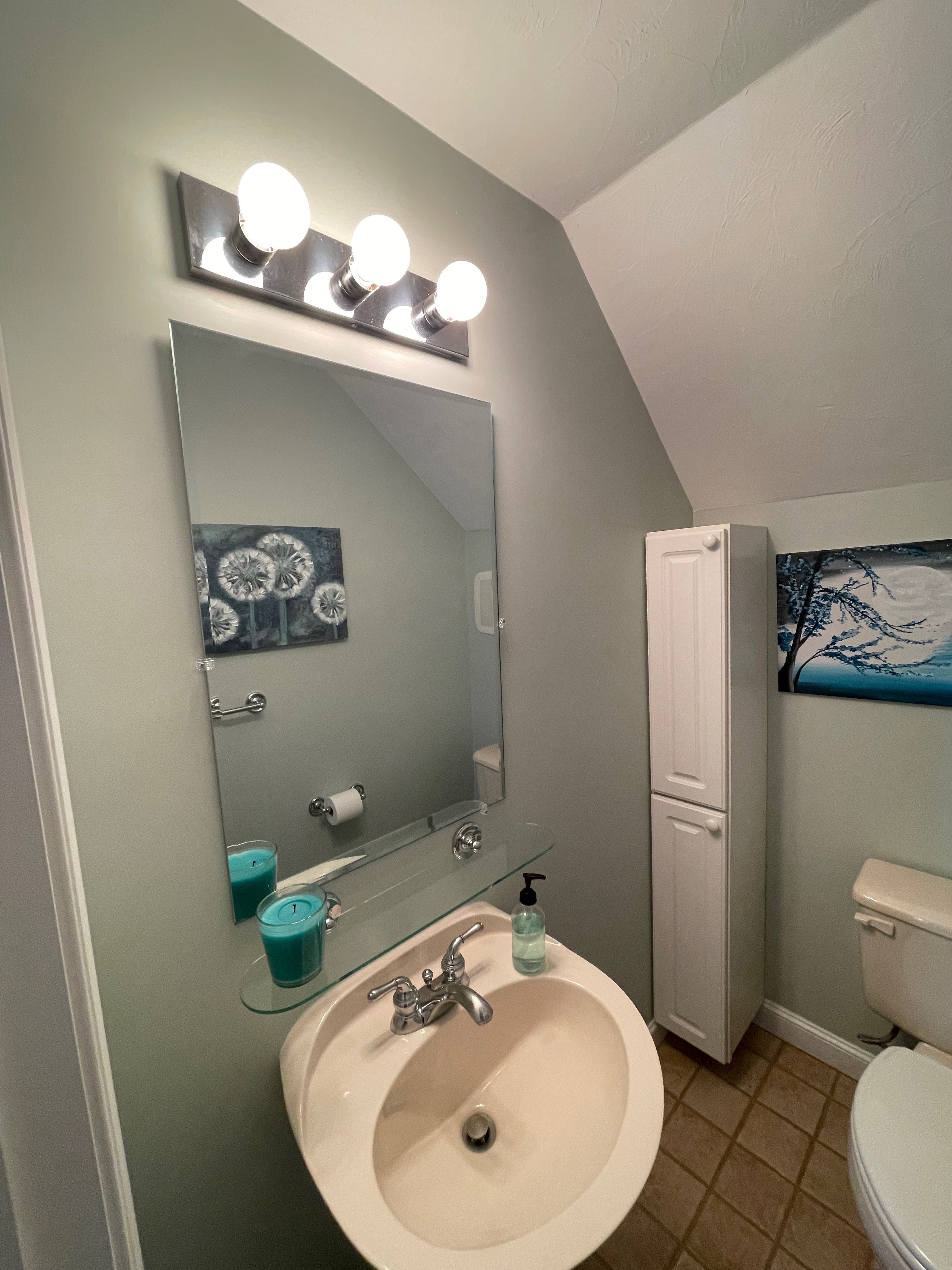 Bathroom sink and mirror