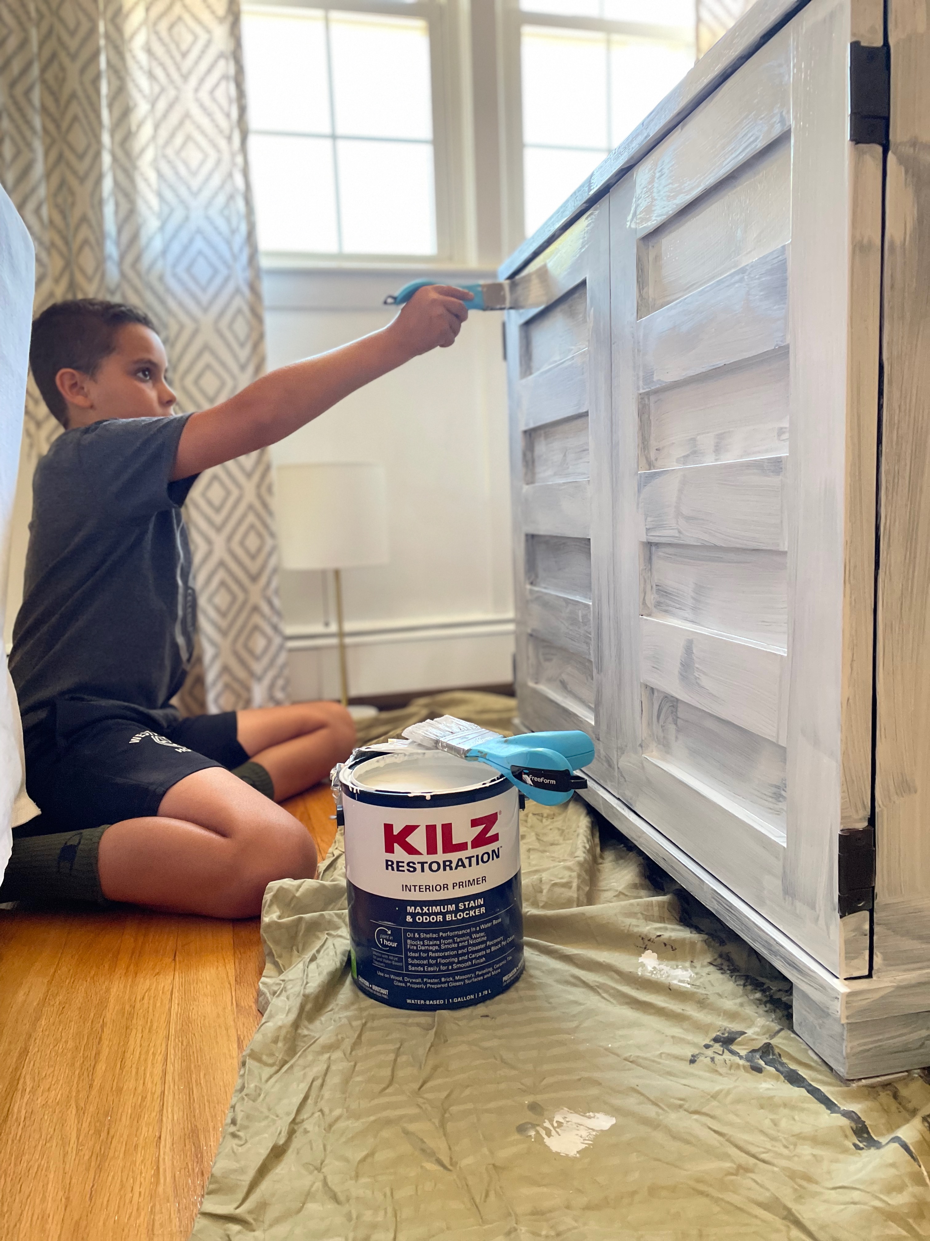 Priming the Desk with Kilz