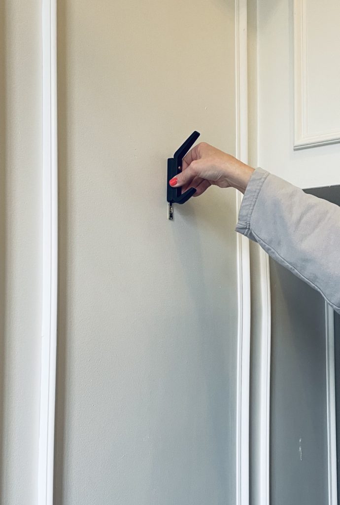 Attaching hook to bracket