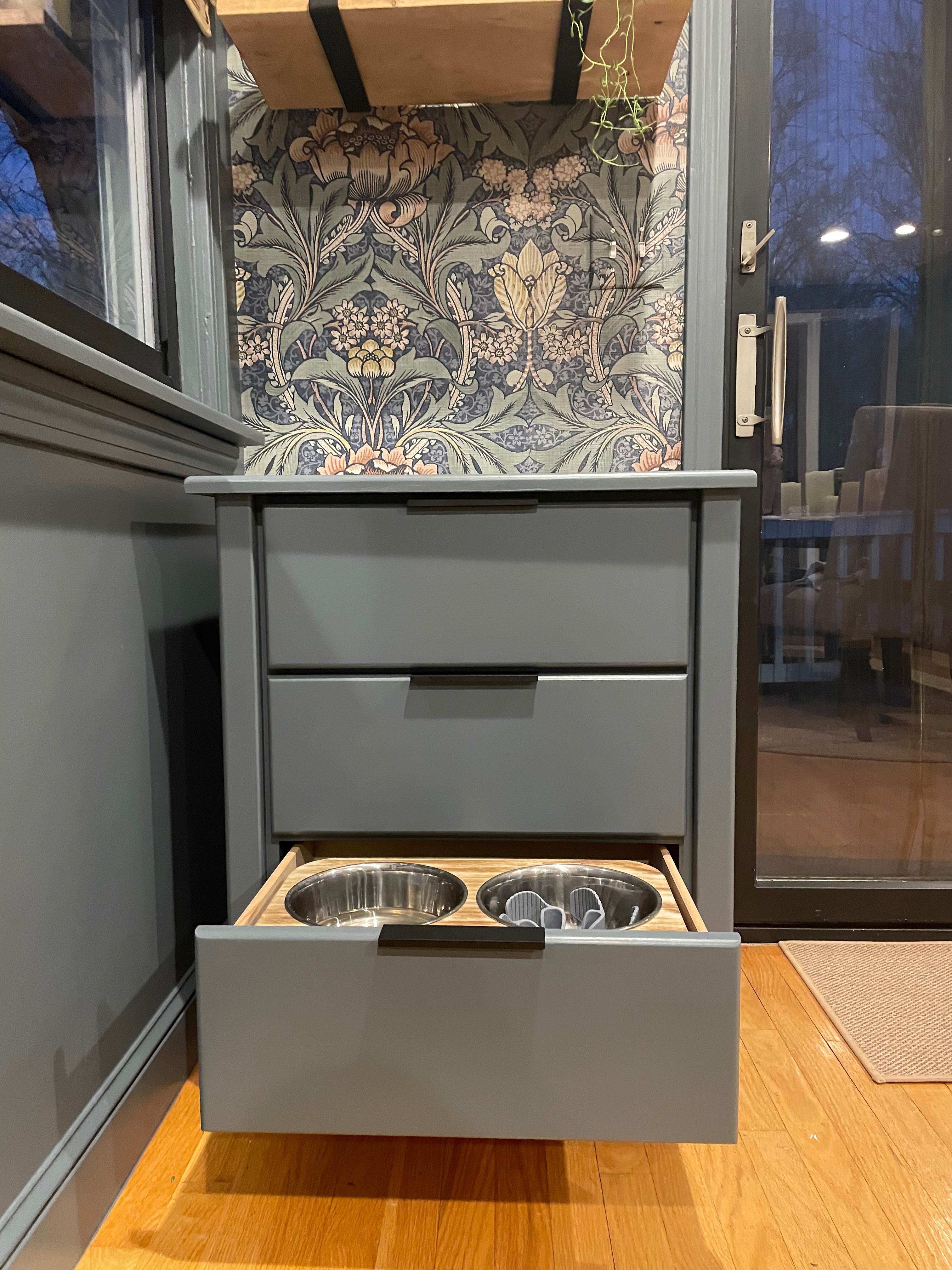 Finished pet feeder station